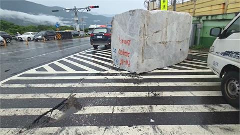 嚇人！聯結車過彎"25噸巨石''甩飛翻滾 險砸中騎士