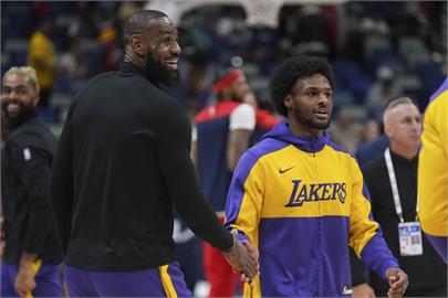 NBA／詹皇40歲首場比賽　「皇之子」布朗尼回歸父子連線秀爆扣