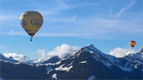 瑞士小鎮「代堡」年度國際熱氣球節　70多顆熱氣球一同升空