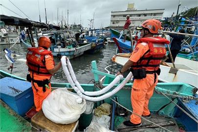 快新聞／台東富岡漁港船隻沉沒　海巡署「這動作」防止油汙
