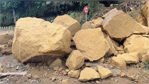 快新聞/基隆暖暖興隆街邊坡「巨石崩落」 阻斷交通畫面曝光