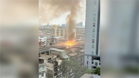 爆炸聲不斷！高架軌道竄火舌　泰國地鐵恐延誤1小時