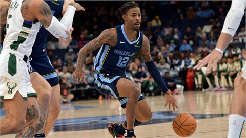 NBA(影)／坐在地上都能阿雷U！灰熊少主莫蘭特打瘋了大秀超狂空中接力
