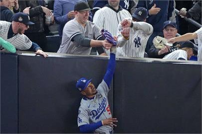 MLB(影)／有夠沒品！貝茲接殺界外球 洋基球迷動手扯搶遭驅逐