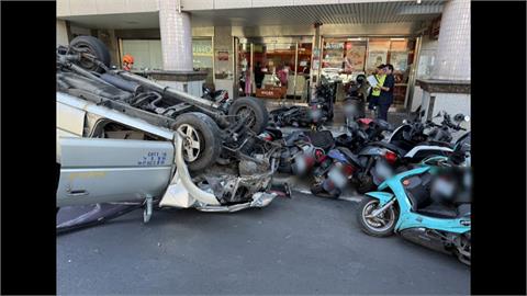 太陽太刺眼？　68歲男開車衝人行道　連撞19機車後翻車