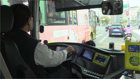 異言堂／2023市區公車電動化在即　業者無奈配合：放慢求穩