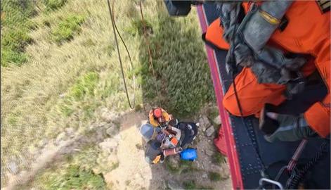 空勤黑鷹直升機飛奇峻山 順利吊掛小腿受傷背工