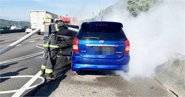 桃園國道驚魂！休旅車路肩突起火　駕駛急逃險象環生