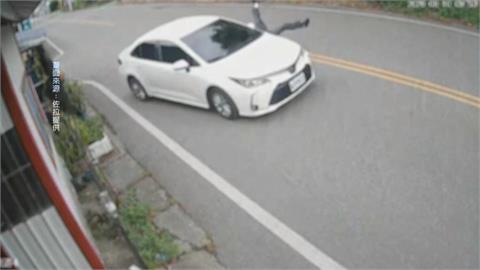 花蓮汽機車車禍！　騎士遭撞飛、機車零件四散