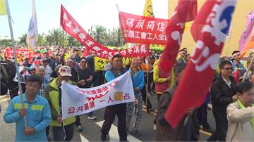 反對公用碼頭變專用！碼頭工人摔碗爭工作權