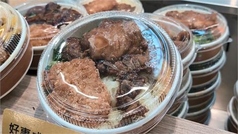 噁！台鐵便當吃到一半驚見小強　台鐵致歉：加強管理