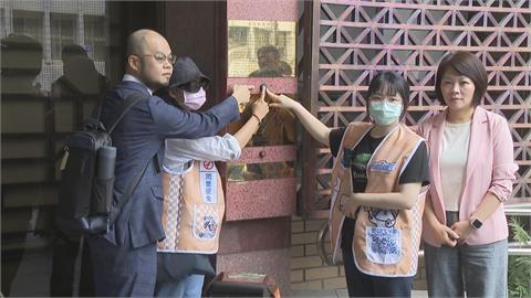 快新聞／惡劣！罷團志工遭揮拳辱罵　簡舒培陪同提告嗆賴士葆：你的高度呢？