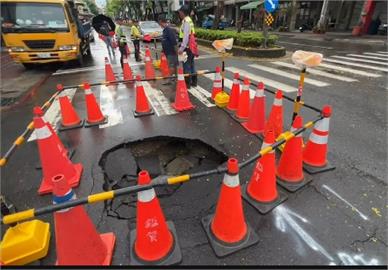 疑似自來水管破裂又逢大雨　高雄五權街口出現巨大坑洞