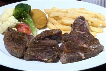 加拿大10盎司穀飼牛排 楓葉主題上桌