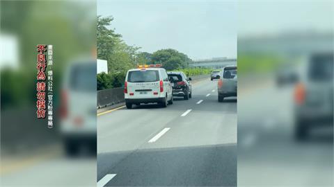 救護車開國道內側遭「夾擊」　前車不讓、右車並行惹眾怒