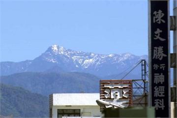 難得清朗 嘉義市區重現陳澄波「玉山雪景」