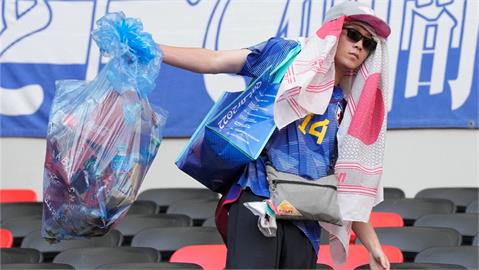 藍色塑膠袋是應援道具 日本球迷輸球不忘撿垃圾