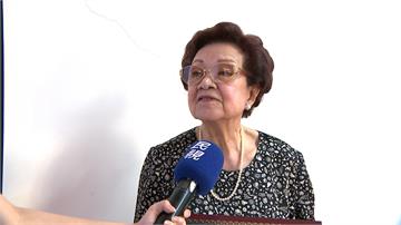 畢典遇空襲 75年後91歲奶奶圓夢領證書
