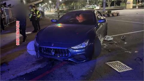 又是酒駕!轎車撞安全島再撞人行道路墩 駕駛遭逮、車內4乘客連帶開罰