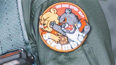 意有所指？經國號戰機飛官秀臂章　台灣黑熊持國旗痛扁「小熊維尼」