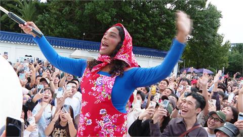 百萬網紅「苦大賽」來台喊不想離開　近千名粉絲擠爆現場