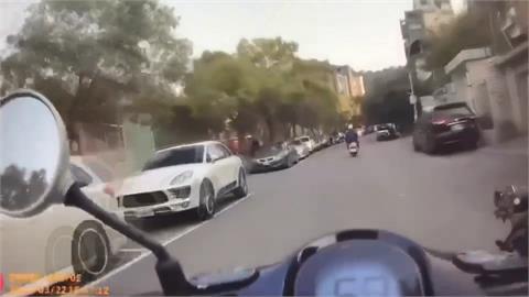 又是酒駕！男子牽車躲警查緝　轉彎後騎車下場曝光