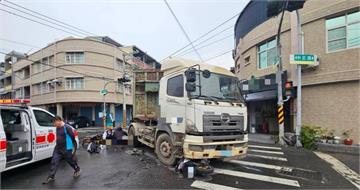 高雄聯結車「搶快左轉」釀禍　21歲男騎士摔進後輪遭輾重傷