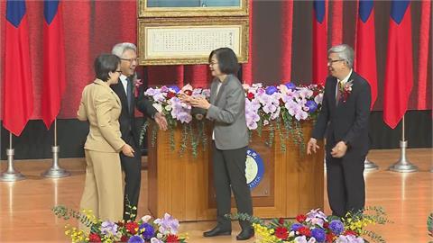 中研院交棒「4人互讓C位」　蔡英文1招化解網笑翻