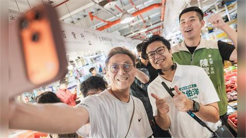 快新聞／沈伯洋簽名簽到手軟！走進成功市場傾聽市民心聲　親曝「父親節」願望