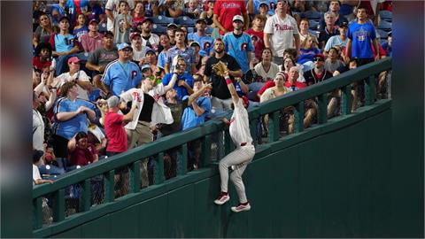 MLB(影)／費城人外野手馬許生涯首度演出登牆接殺美技！感謝球迷「放手」沒干擾