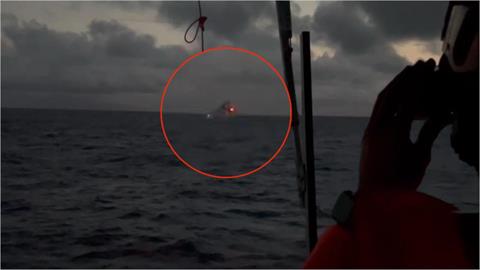 中共軍演「14船貼線逼台」挑釁！隔1481公尺「貼臉對峙台艦」畫面流出