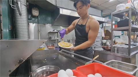 基隆60年蚵仔煎老店爆紅　猛男廚師大秀舞蹈吸睛又吸客