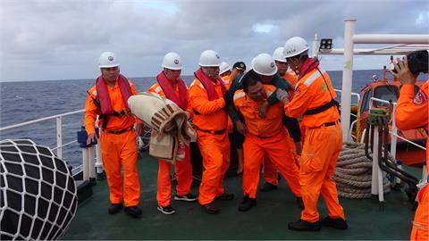 快新聞／船長在2000公里外中風　海空聯手馳援救回一命