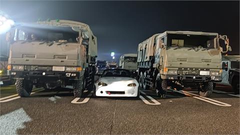 去個便利商店愛車竟「遭軍用車包圍」！日網友嚇壞：以為是電影場景