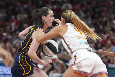 WNBA(影)／一群長腿姐姐打架了！女柯瑞「遭戳臉撞飛」　大場面3人被趕出場