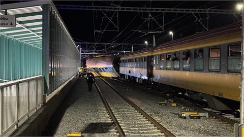 快新聞／捷克客運列車與貨運列車正面對撞　車廂脫軌致4死20多人傷