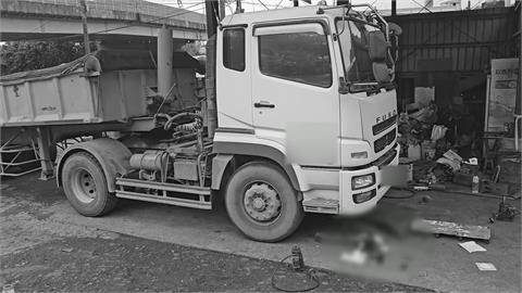 驚悚！疑千斤頂故障　修車廠老闆遭聯結車頭重壓亡