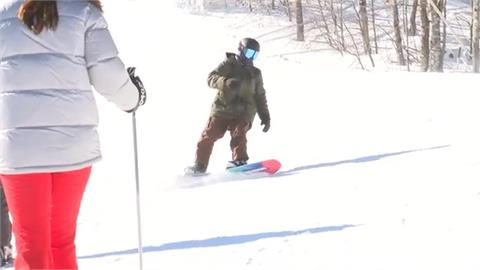 兩樣情！美東大暴雪釀災　佛蒙特州雪場湧數千人享受新雪