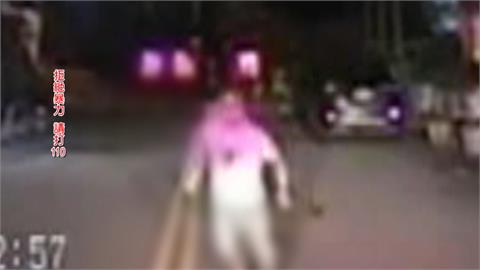 追過來了！　男子情緒失控持刀騎車追救護車