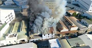 台南安南金屬工廠驚傳大火全面燃燒！　鐵皮廠房塌陷空拍畫面曝光