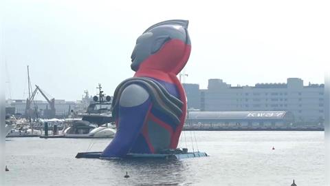 超人力霸王也「落枕」？　狂風肆虐迪卡慘被吹歪頭