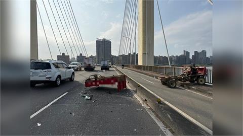 快新聞/貨車撞農用車!77歲男肋骨骨折 重陽橋車禍畫面曝光