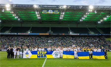 烏克蘭國足隊戰爭期間首亮相　球迷熱淚盈眶