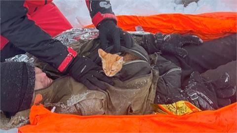 烏人帶貓遠離戰火穿越山區　抱團取暖雪地獲救