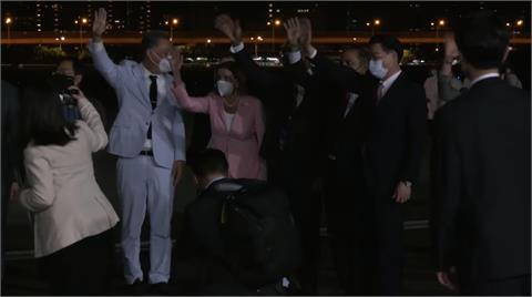快新聞／裴洛西深夜抵松機！時隔25年美眾議院長再訪台　吳釗燮、孫曉雅接機