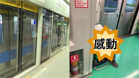 女工人搭捷運「坐摺疊推車」苦讀！「鉛筆畫重點」畫面曝光…11萬人全淚崩