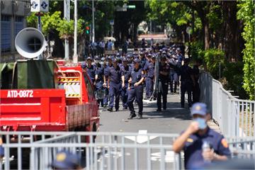 黃國昌嗆「被勒脖還能笑？」　警政署要辦AI假照片了