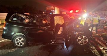 深夜國道變煉獄!4車連環撞再撞特斯拉 33歲男滿臉血命喪現場