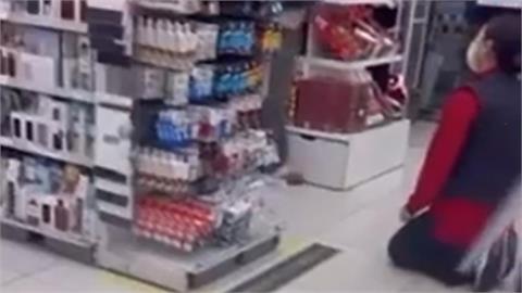 小孩店門口亂跑被提醒!奧客媽暴氣羞辱逼「店員下跪」15秒畫面曝光