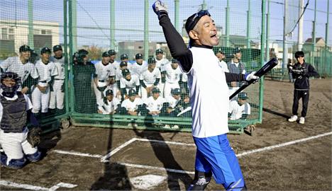 鈴木一朗「教小朋友打棒球」認真了！Pro級揮棒「轟破教室窗戶」網笑：闖禍了